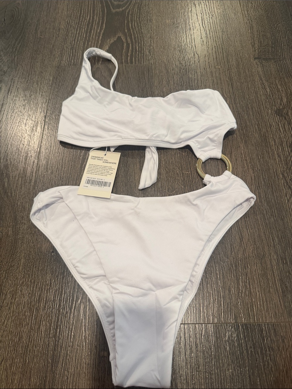 Monday Swimwear White One-Shoulder One-Piece with Gold Ring
Vera one piece white